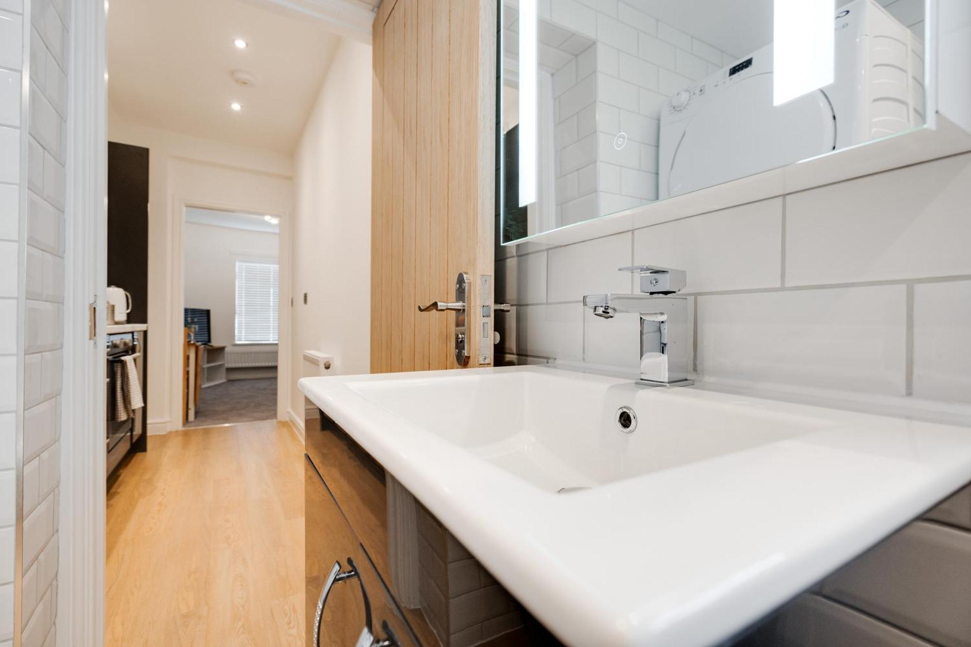 Buxton Apartment - 1 Bed, Free Parking, Wi-Fi Hazel Grove Bagian luar foto